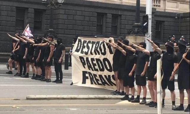 Sieg Heilende neo-nazis zijn te zien bij een "Let Women Speak" demonstratie in Melbourne, Australië.