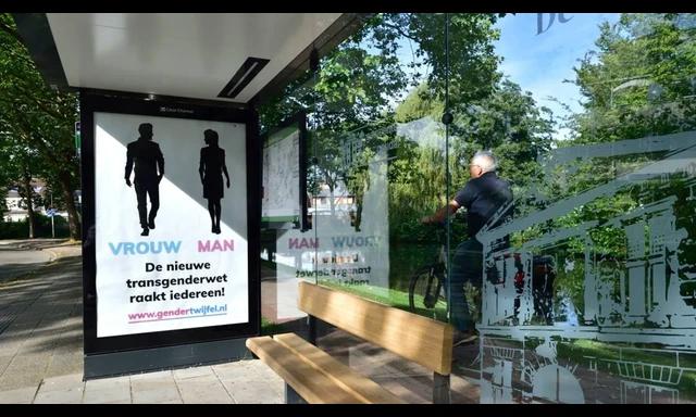 Anti-transgender propaganda in een bushokje dat suggereert dat rechten voor transmensen haaks staan op andere mensenrechten.