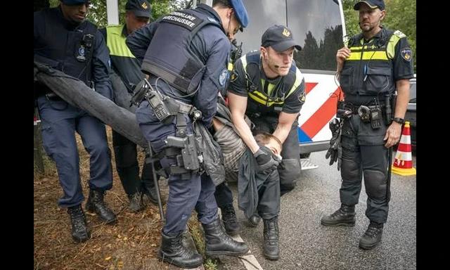 Politie pakt jongeren op tijden