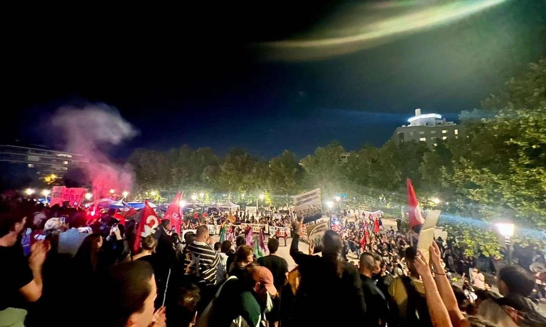 A crowd gathers in Granada to support tenants and honor Maricarmen. Photo taken by a member of Liza, an anarchist political organization
